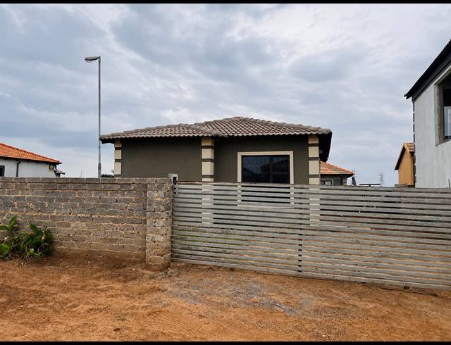 2 BEDROOM FREEHOLD FOR SALE IN VANDERBIJLPARK CE 4